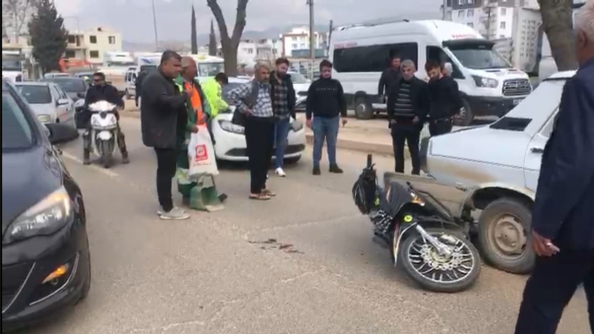Atatürk Bulvarı’nda motor otomobilin altına girdi  - Videolu Haber