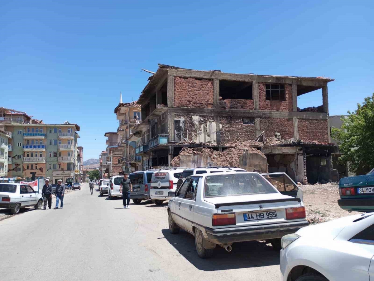 Doğanşehir’de ağır hasarlı binaların yıkımına başlanıyor

