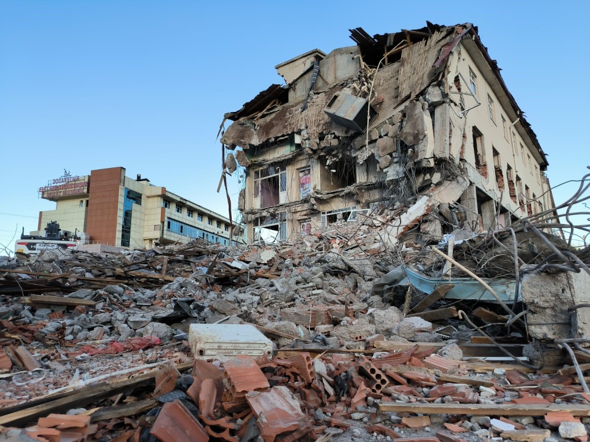  Doğanşehir’de hasarlı kamu binaları yıkılıyor