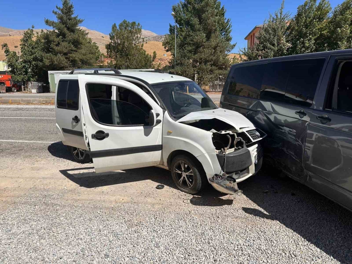 Üç Aracın Karıştığı Kazada 1 kişi Yaralandı
