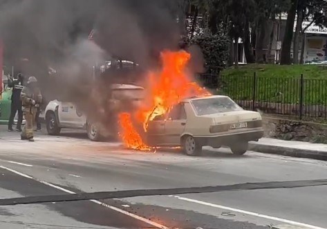 Eyüpsultan’da park halindeki araç alev alev yandı
