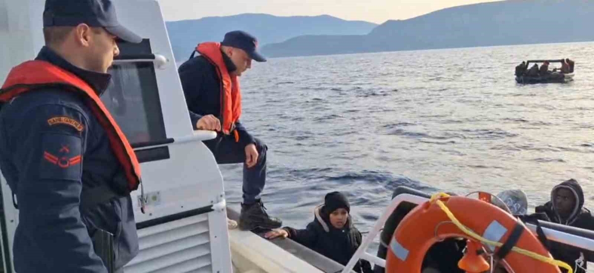 İzmir açıklarında 22 düzensiz göçmen yakalandı, 52’si kurtarıldı
