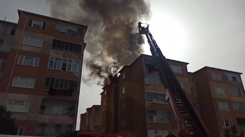 7 katlı apartmanın çatısı alev alev yandı
