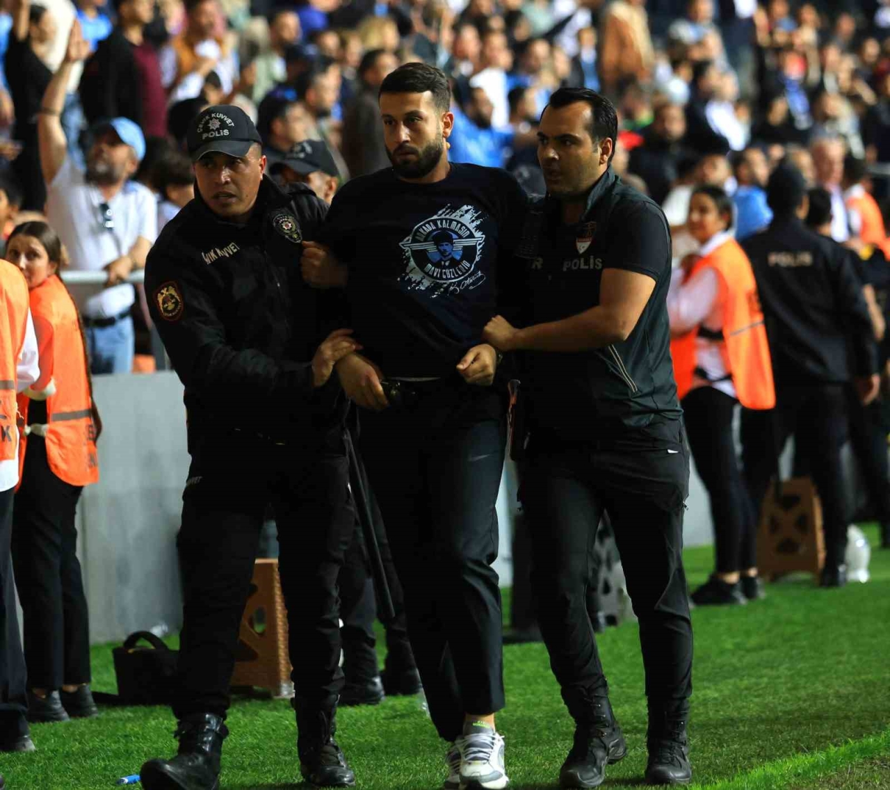 Adana Demirspor - Kayserispor maçı sonrası saha karıştı
