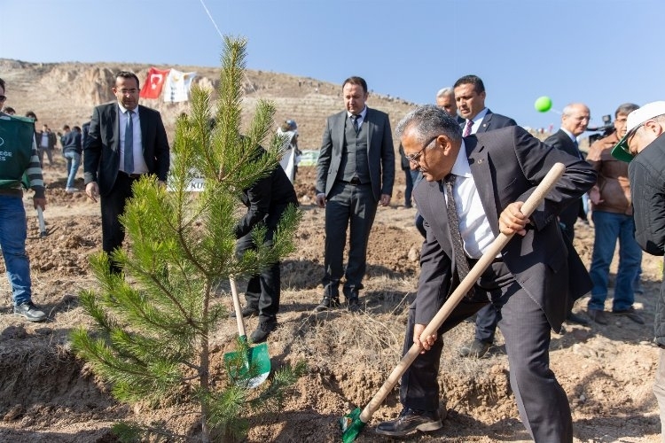 Erciyes'te Bakanlık ve Büyükşehir Belediyesi İş Birliğiyle Yeşil Bir Gelecek İçin Ağaçlandırma Töreni